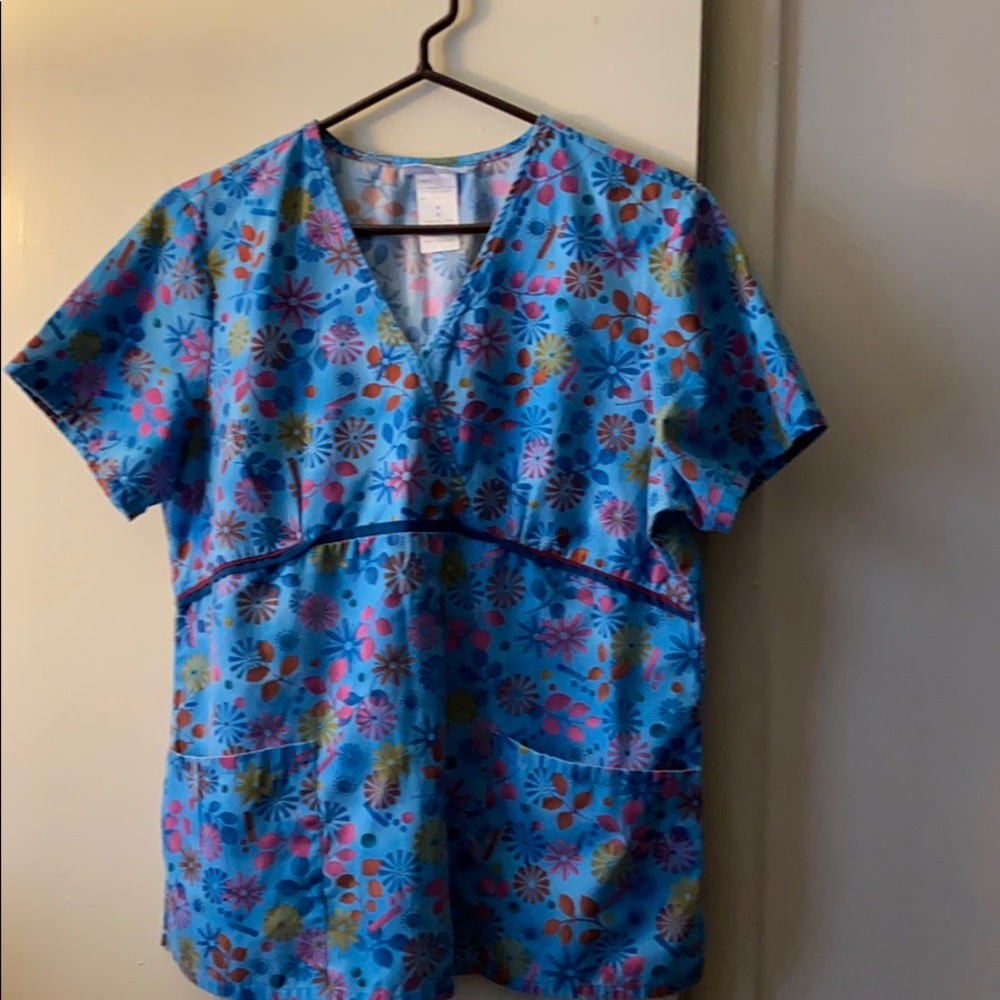 Scrub top size medium